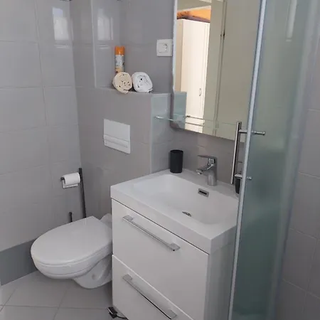 アパート Ravni ラビン